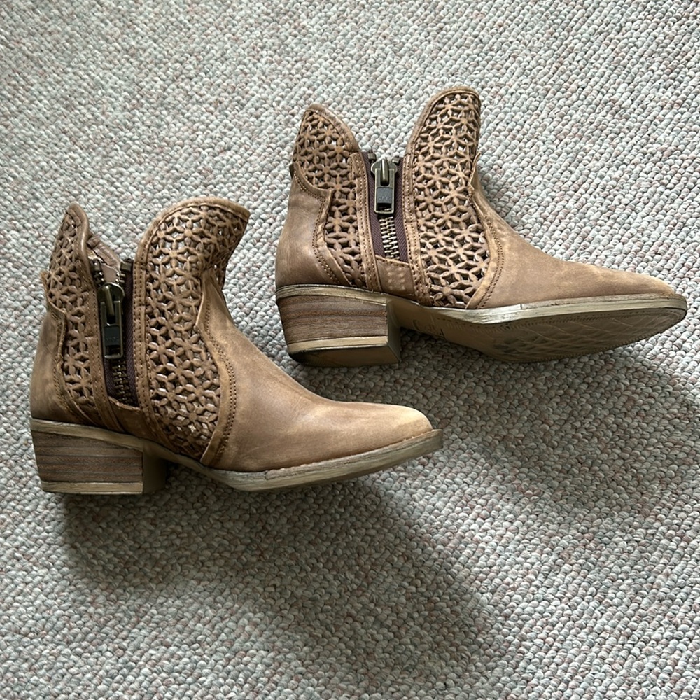 Circle G Corral size 6 tan bootie excellent condition
